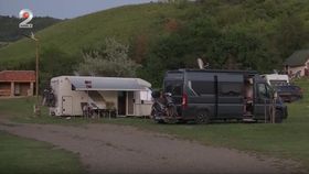VIDEO Toxiinfecție alimentară într-un camping la Vulcanii Noroioși. 11 copii și 2 adulți au avut nevoie de îngrijiri medicale